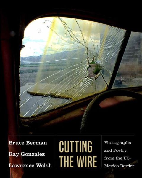 Cutting the Wire: Photographs and Poetry from the US-Mexico Border - Ray Gonzalez - Books - University of New Mexico Press - 9780826359001 - December 30, 2018