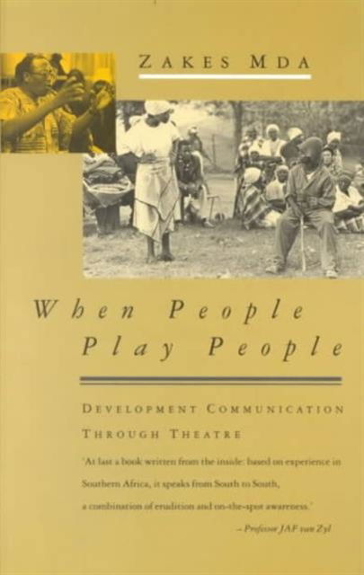 When People Play People: Development Communication Through Theatre - Zakes Mda - Libros - Zed Books Ltd - 9781856492003 - 1 de abril de 1993