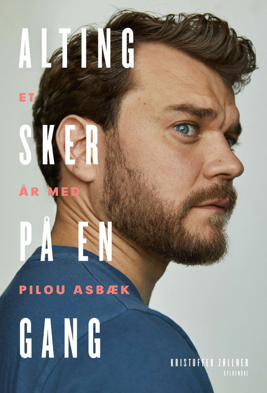 Cover for Pilou Asbæk; Kristoffer Zøllner · Alting sker på en gang (Hæftet bog) [1. udgave] (2019)