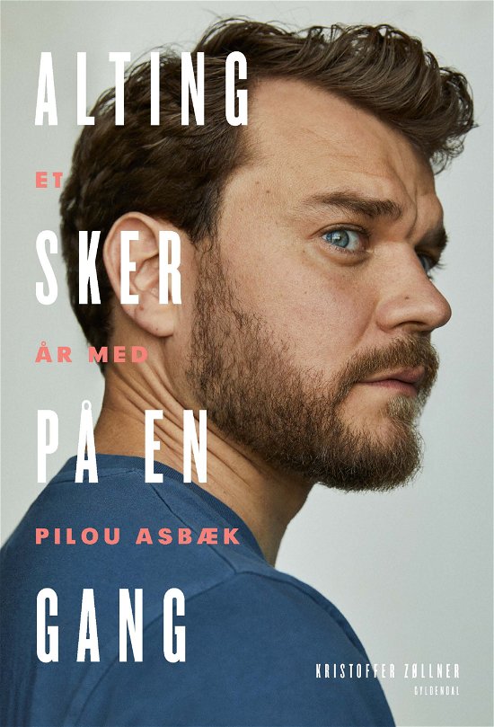 Cover for Pilou Asbæk; Kristoffer Zøllner · Alting sker på en gang (Poketbok) [1:a utgåva] (2019)