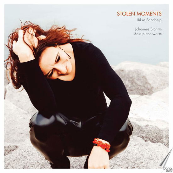 Stolen Moments - Johannes Brahms: Solo piano works - Rikke Sandberg - Música - DANACORD - 5709499835005 - 1 de febrero de 2019