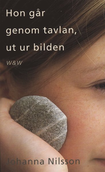 Cover for Johanna Nilsson · Hon går genom tavlan ut ur bilden (ePUB) (2013)