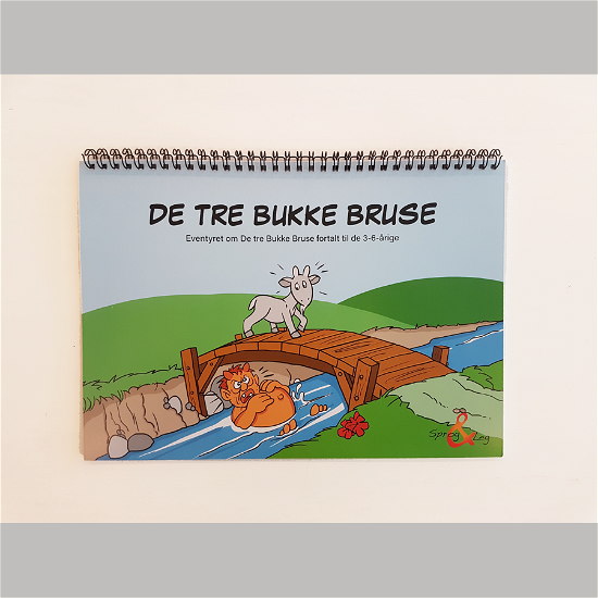 Cover for Sprog &amp; Leg · De Tre Bukke Bruse (Spiral Book) [1. Painos] (2019)
