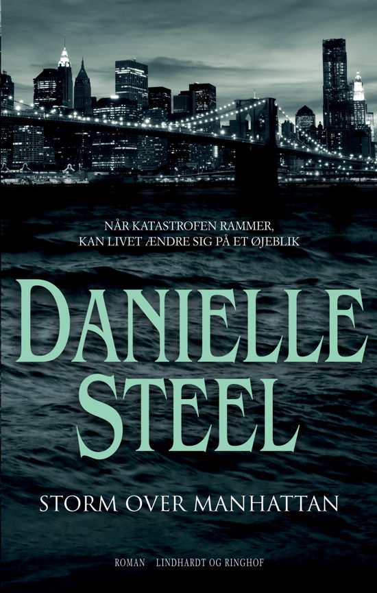 Cover for Danielle Steel · Storm over Manhattan (Hæftet bog) [1. udgave] (2024)