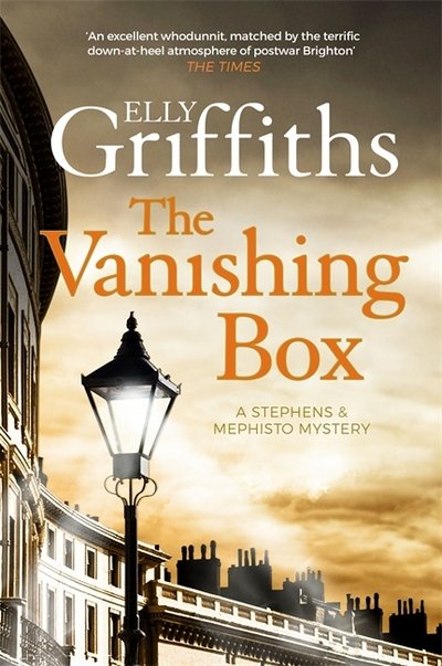 Cover for Elly Griffiths · The Vanishing Box: Stephens and Mephisto Mystery 4 - Stephens and Mephisto (Paperback Book) (2017)