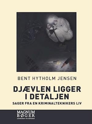 Cover for Bent Hytholm Jensen · Djævlen ligger i detaljen - Sager fra en kriminalteknikers liv (Storskrift) (Bound Book) [2e uitgave] (2022)