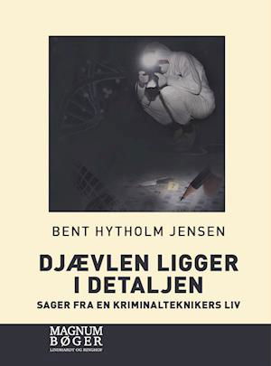 Cover for Bent Hytholm Jensen · Djævlen ligger i detaljen - Sager fra en kriminalteknikers liv (Storskrift) (Bound Book) [2. Painos] (2022)