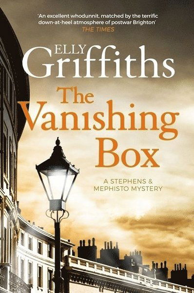 Cover for Elly Griffiths · The Vanishing Box: The Brighton Mysteries 4 - The Brighton Mysteries (Paperback Bog) (2018)
