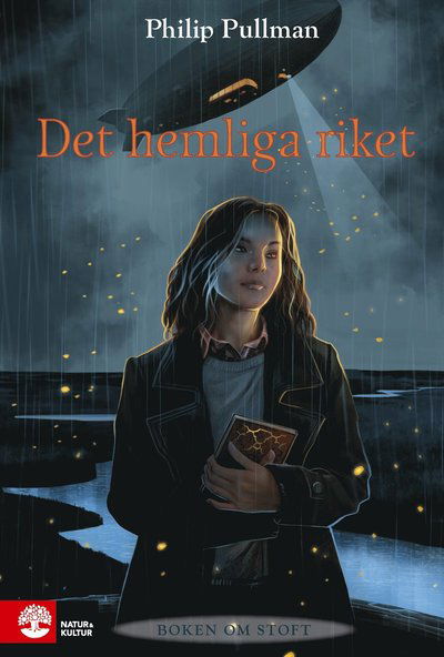 Boken om stoft: Det hemliga riket - Philip Pullman - Livros - Natur & Kultur Allmänlitteratur - 9789127167025 - 23 de outubro de 2020