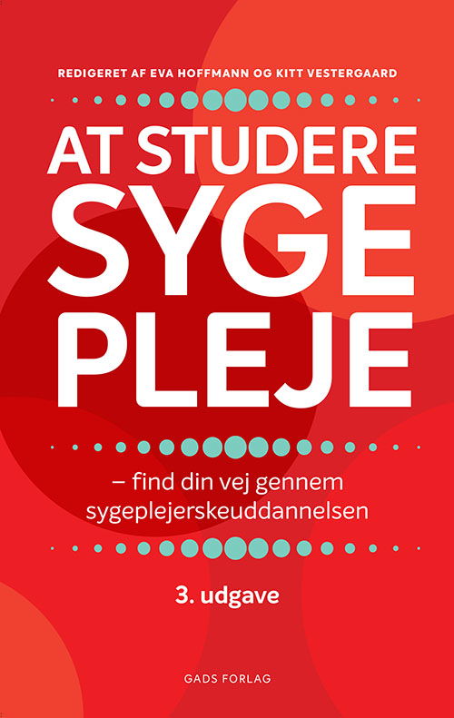 At studere sygepleje - Vibeke Røn Noer, Camilla Bernild, Rikke Vinter Hedensted, Ingrid Maria Sørensen, Eva Hoffmann, Kitt Vestergaard - Livros - Gads Forlag - 9788712066026 - 20 de maio de 2022