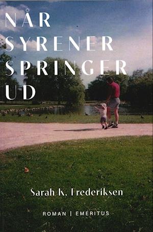 Cover for Sarah K. Frederiksen · Når syrener springer ud (Sewn Spine Book) [1th edição] (2022)