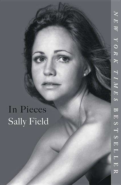 In Pieces - Sally Field - Bøger - Grand Central Publishing - 9781538763032 - 15. oktober 2019