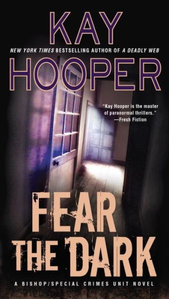 Cover for Kay Hooper · Fear the Dark (Paperback Book) (2016)