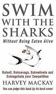 Swim With The Sharks Without Being Eaten Alive: Outsell, Outmanage, Outmotivate and Outnegotiate your Competition - Harvey Mackay - Livros - Little, Brown Book Group - 9780751507034 - 5 de outubro de 1989