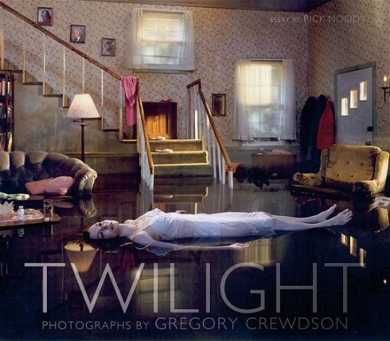 Twilight: Photographs by Gregory Crewdson - Rick Moody - Livros - Abrams - 9780810910034 - 1 de maio de 2002