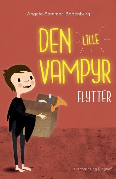 Cover for Angela Sommer-Bodenburg · Den lille vampyr: Den lille vampyr flytter (Sewn Spine Book) [1st edition] (2022)