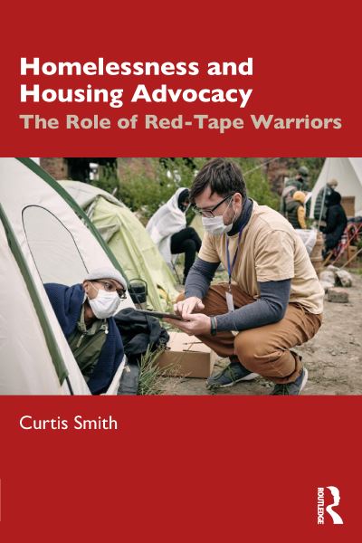 Homelessness and Housing Advocacy: The Role of Red-Tape Warriors - Curtis Smith - Bøker - Taylor & Francis Ltd - 9780367507039 - 1. april 2022