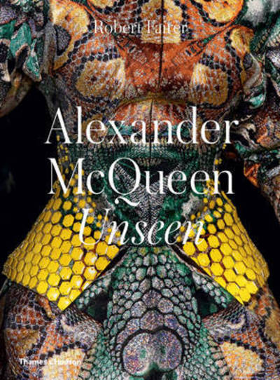 Alexander McQueen: Unseen - Robert Fairer - Bøker - Thames & Hudson Ltd - 9780500519042 - 20. oktober 2016