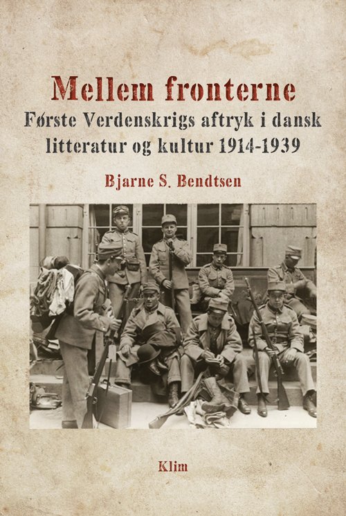 Cover for Bjarne S. Bendtsen · Mellem fronterne (Sewn Spine Book) [1st edition] (2018)