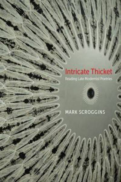 Intricate Thicket: Reading Late Modernist Poet - Modern & Contemporary Poetics Series - Mark Scroggins - Książki - The University of Alabama Press - 9780817358044 - 15 września 2015