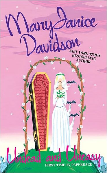 Undead and Uneasy (Undead / Queen Betsy) - Maryjanice Davidson - Książki - Jove - 9780515145045 - 1 kwietnia 2008