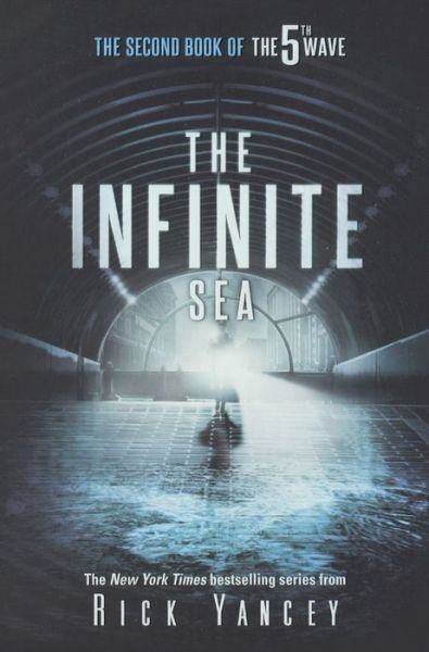 Cover for Rick Yancey · The Infinite Sea (Turtleback School &amp; Library Binding Edition) (The 5th Wave) (Bok) [Turtleback School &amp; Library Binding edition] (2015)