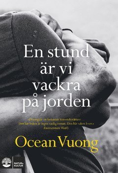 Cover for Ocean Vuong · En stund är vi vackra på jorden (ePUB) (2020)