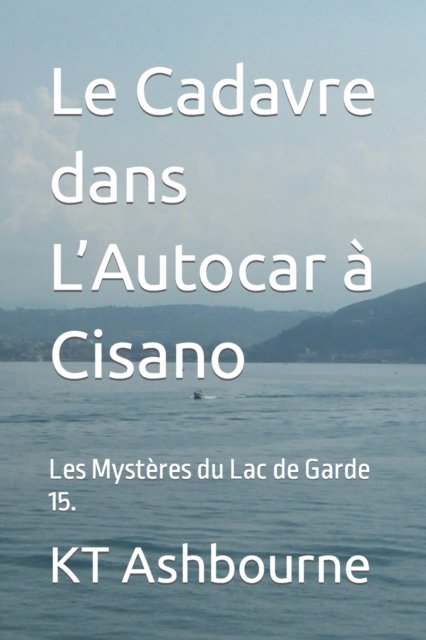 Cover for Kt Ashbourne · Le Cadavre dans L'Autocar a Cisano: Les Mysteres du Lac de Garde 15. - Les Mysteres Du Lac de Garde (Paperback Bog) (2022)