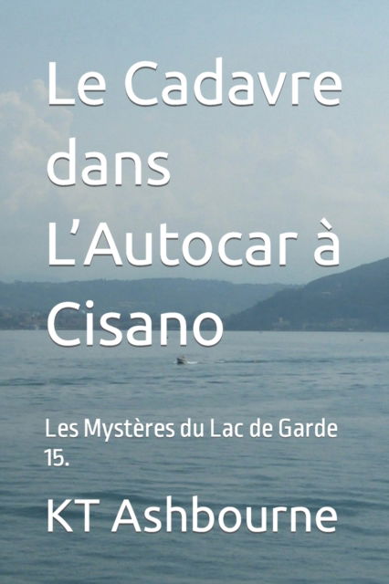 Cover for Kt Ashbourne · Le Cadavre dans L'Autocar a Cisano: Les Mysteres du Lac de Garde 15. - Les Mysteres Du Lac de Garde (Paperback Bog) (2022)