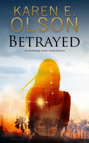 Cover for Karen E. Olson · Betrayed - A Black Hat Thriller (Hardcover Book) [Large type / large print edition] (2017)
