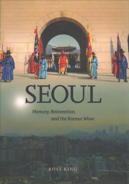 Seoul: Memory, Reinvention, and the Korean Wave - Ross King - Książki - University of Hawai'i Press - 9780824872052 - 30 stycznia 2018