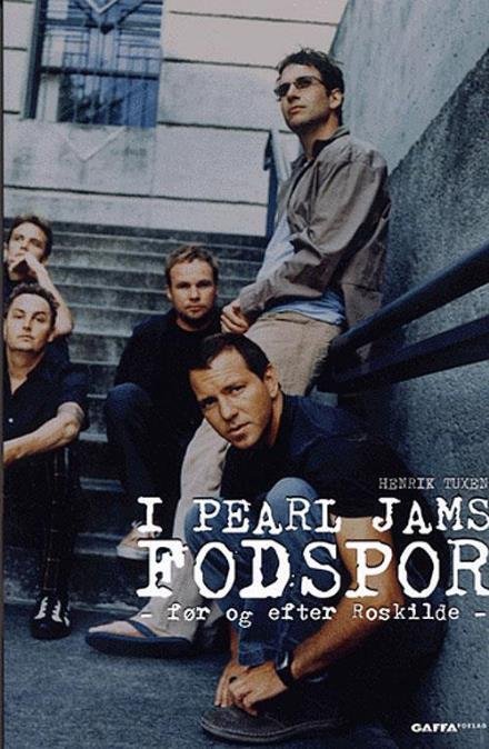 I Pearl Jams Fodspor - Henrik Tuxen - Libros - Gaffa - 9788790575052 - 27 de octubre de 2005