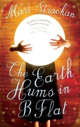 Cover for Mari Strachan · The Earth Hums in B Flat (Paperback Book) [Main edition] (2010)