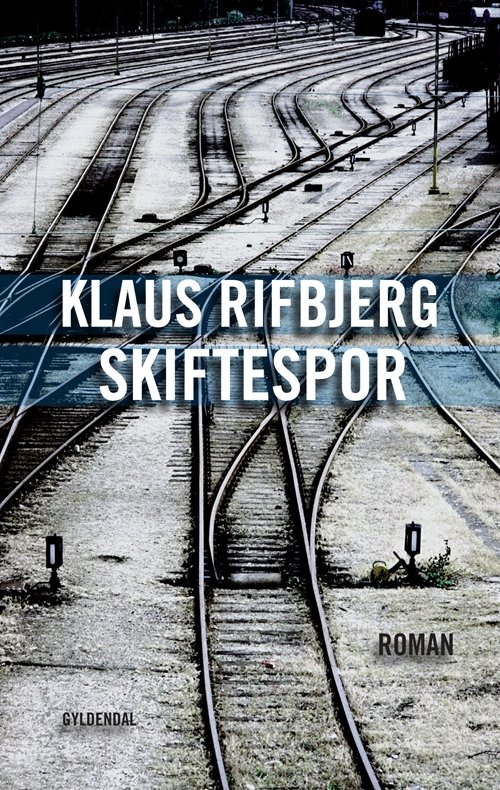 Cover for Klaus Rifbjerg · Skiftespor (Sewn Spine Book) [1e uitgave] (2010)
