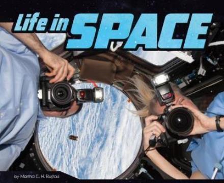 Life in Space - An Astronaut's Life - Martha E. H. Rustad - Books - Capstone Global Library Ltd - 9781474757058 - March 8, 2018