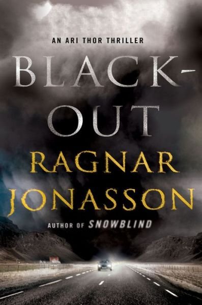 Cover for Ragnar Jonasson · Blackout: An Ari Thor Thriller - The Dark Iceland Series (Taschenbuch) (2018)
