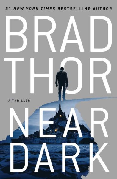 Near Dark: A Thriller - The Scot Harvath Series - Brad Thor - Książki - Simon & Schuster - 9781982104061 - 20 sierpnia 2020