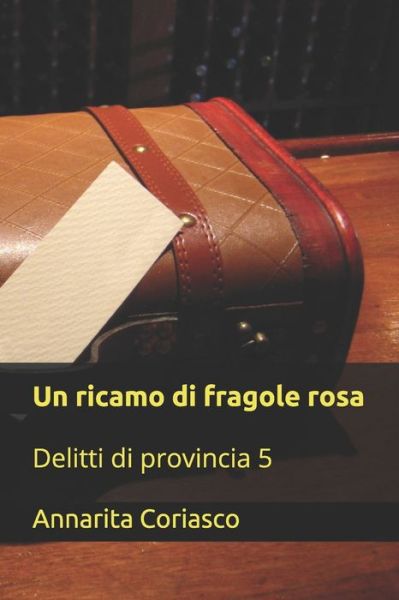 Cover for Annarita Coriasco · Un ricamo di fragole rosa: Delitti di provincia 5 - Delitti Di Provincia (Pocketbok) (2020)