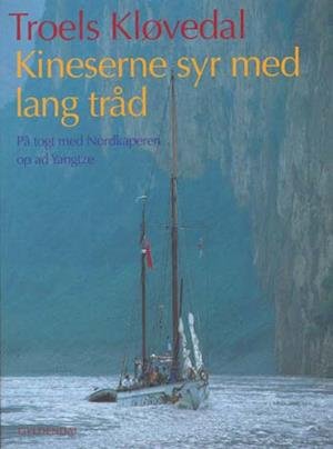 Cover for Troels Kløvedal · Kineserne syr med lang tråd (Poketbok) [1:a utgåva] (2004)