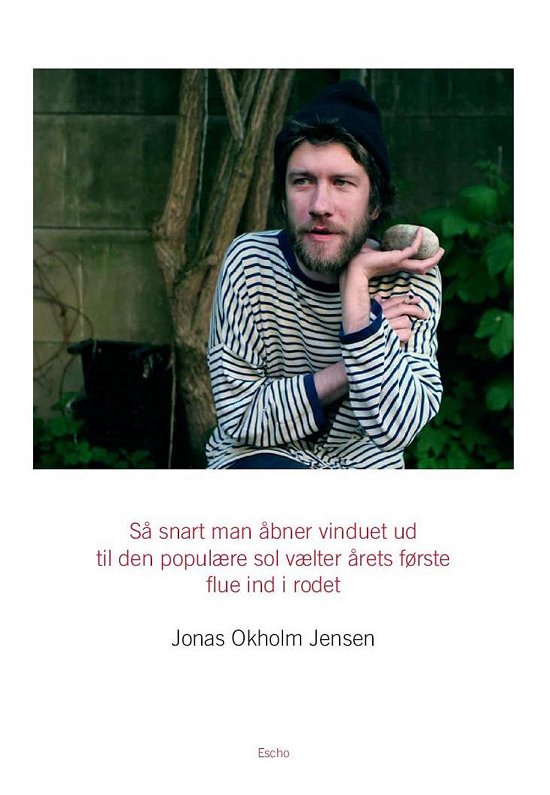Cover for Jonas Okholm Jensen · Så Snart Man Åbner Vinduet Ud Til Den Populære Sol, Så Vælter Årets Første Flue Ind I Rodet (Bok)