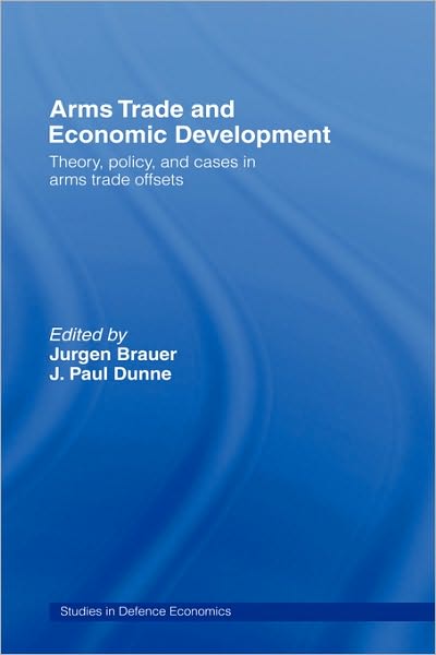 Cover for Brauer, Jurgen (Augusta State University, USA) · Arms Trade and Economic Development: Theory, Policy and Cases in Arms Trade Offsets - Routledge Studies in Defence and Peace Economics (Inbunden Bok) (2004)