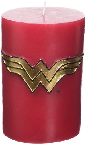 Wonder Woman Sculpted Insignia Candle - Insight Editions - Bøger - Insight Editions - 9781682982068 - 15. august 2018