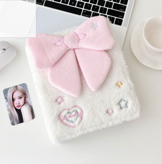 Cover for ROOM VALUE - PLUSH PHOTOCARD BINDER (Fotokort-holder) [White plush edition] (2025)