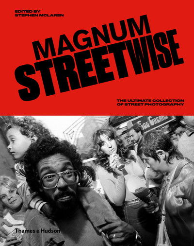 Magnum Streetwise: The Ultimate Collection of Street Photography - Stephen McLaren - Livros - Thames & Hudson Ltd - 9780500545072 - 10 de outubro de 2019