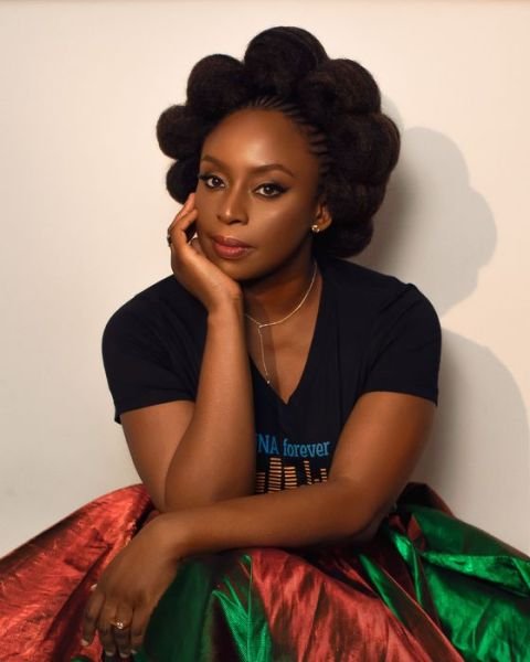 Cover for Chimamanda Ngozi Adichie · Mama’s Sleeping Scarf (Inbunden Bok) (2023)