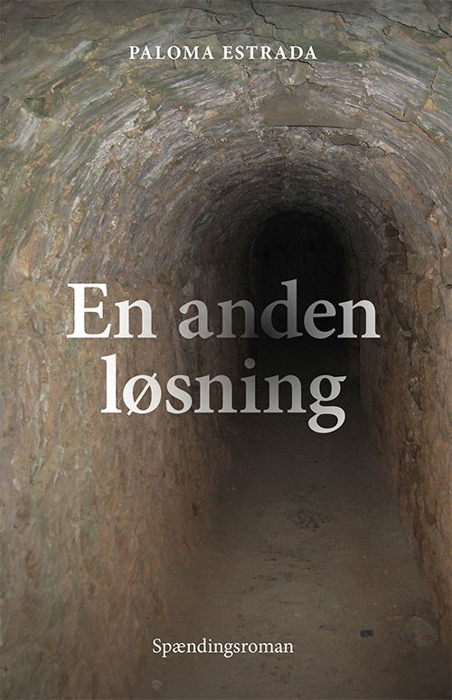 Cover for Paloma Estrada · En anden løsning (Sewn Spine Book) [1. wydanie] (2025)