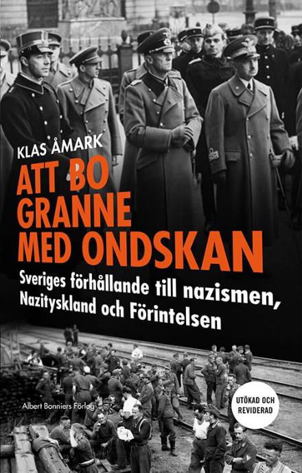 Att bo granne med ondskan : Sveriges förhållande till nazismen, Nazityskland och Förintelsen - Åmark Klas - Bøger - Albert Bonniers förlag - 9789100154073 - 16. januar 2016