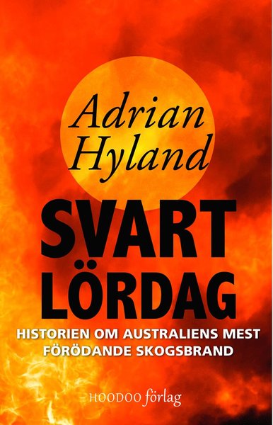 Cover for Adrian Hyland · Svart lördag : historien om Australiens mest förödande skogsbrand (Book) (2016)