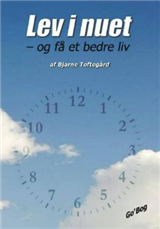 Cover for Bjarne Toftegård · Lev i nuet (Sewn Spine Book) [1.º edición] (2021)