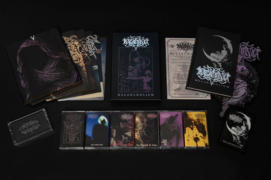 Melancholium (6 Cassette Box Set W/ Book, Flag, Patches, Backpatch, Posters & Metal Pin) - Katatonia - Muziek - DARKNESS SHALL RISE PRODUCTION - 9956683847078 - 7 juli 2023